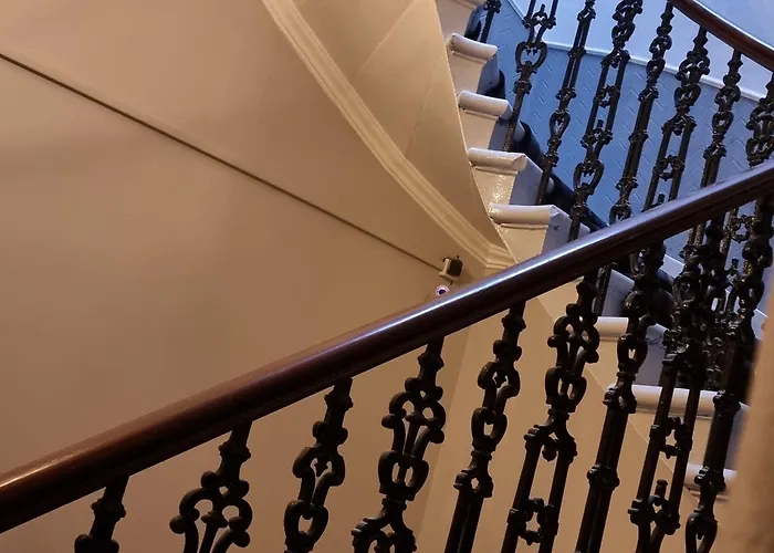 The Hampton Court Hotel 3*