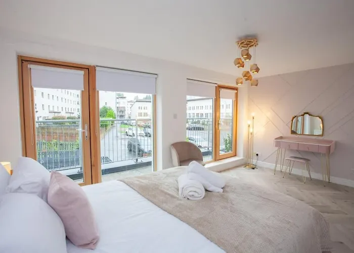 Newly Renovated 3 Bedroom Modern House *