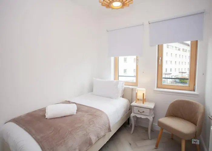 Newly Renovated 3 Bedroom Modern House * Glasgow