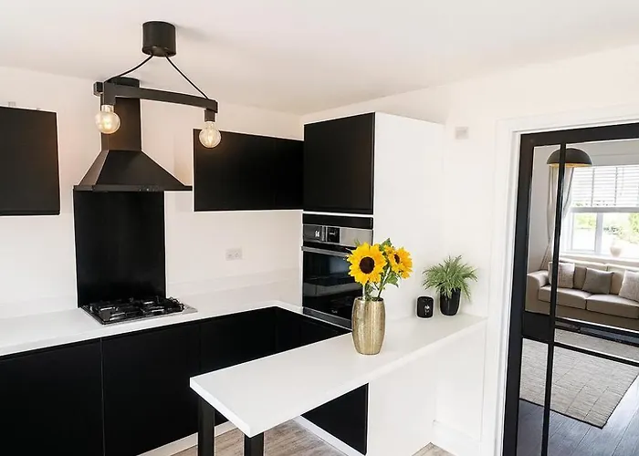 3br Detached Home, Driveway & Large Rear Garden Apartament Glasgow