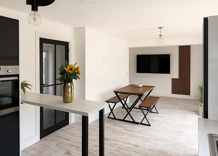 3br Detached Home, Driveway & Large Rear Garden Apartament *