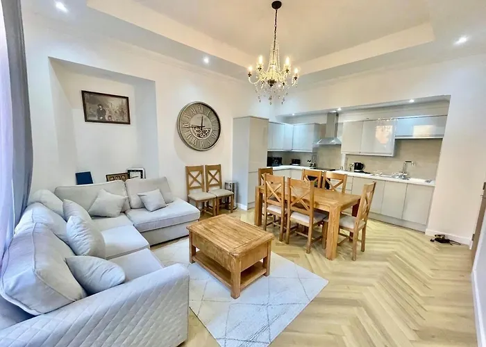 Three Bedroom In Centre Appartement *