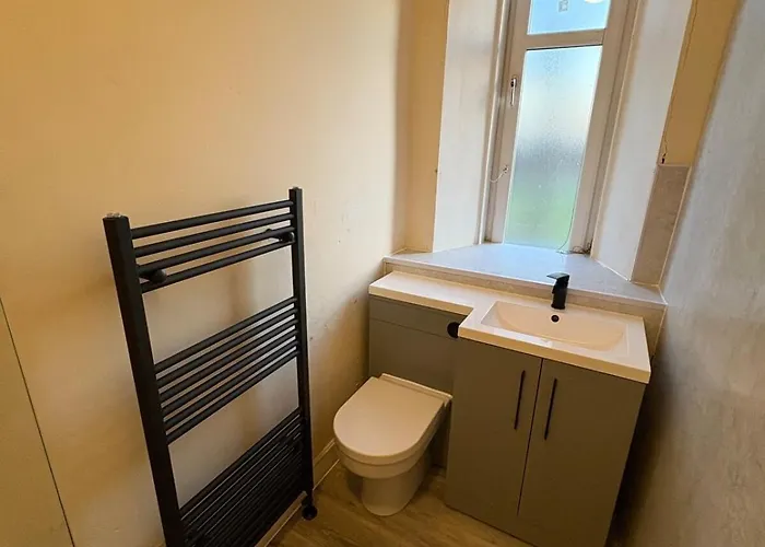 West End Traditional Flat With Free Parking Appartamento