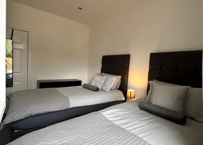 Modern And Stylish 3 Bedroom 2 Bathroom West End House With Free Wifi And Parking Villa