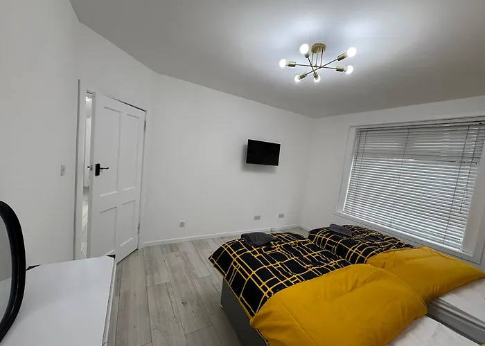 Cozy 3 Bed Home, Free Parking 8 Min To Centre *