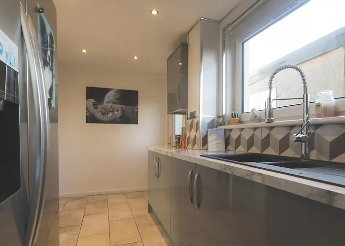 2-bedroom Away From In Glasgows' East End With Free Parking Апартаменты *