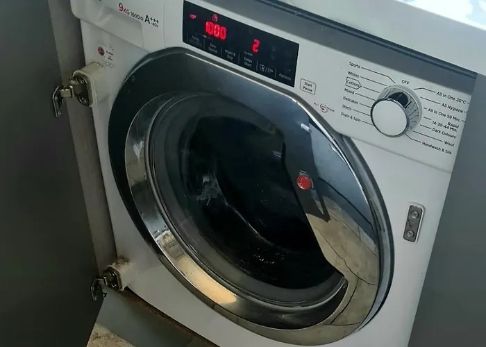 2-bedroom Away From In Glasgows' East End With Free Parking Глазго