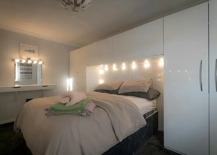 Апартаменты 2-bedroom Away From In Glasgows' East End With Free Parking Глазго