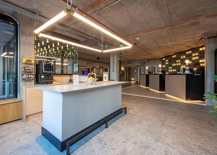 Отель Sandman Signature 4*