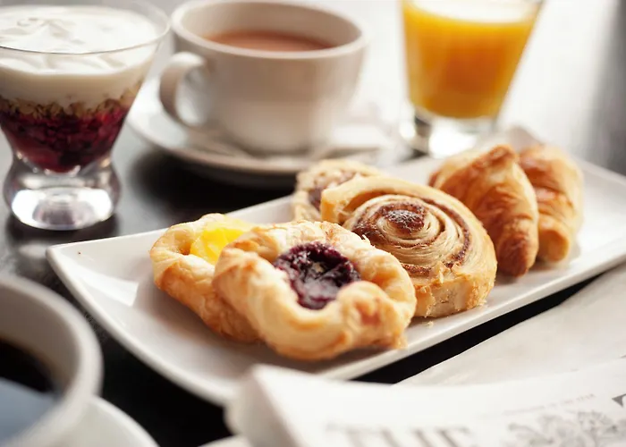 Отель Sandman Signature 4*