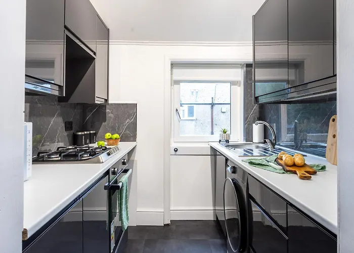 Cosy 3 Bed Flat In Kings Park * Glasgow