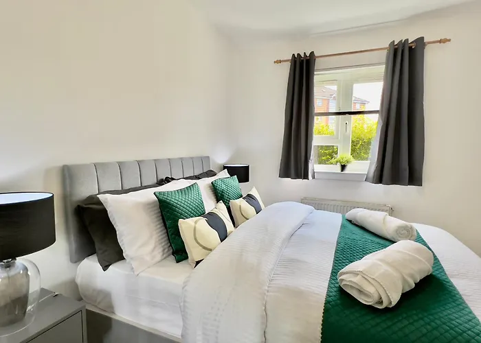 Stylish With Free Parking Near Town Apartment