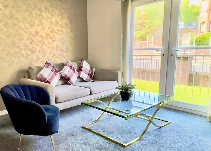 Stylish With Free Parking Near Town Apartment *