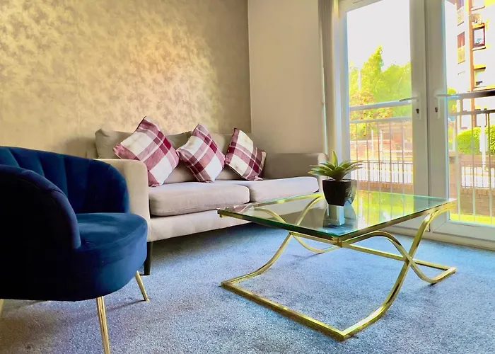 Apartment Stylish With Free Parking Near Town