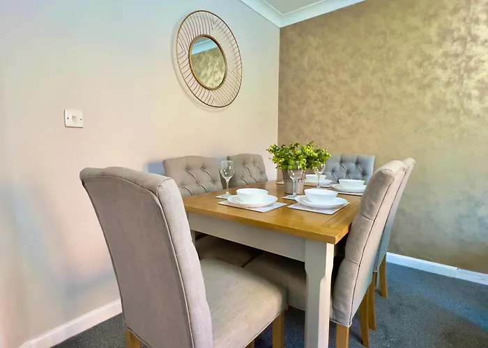 Stylish With Free Parking Near Town Glasgow