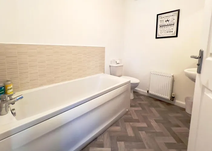 Stylish With Free Parking Near Town Apartment