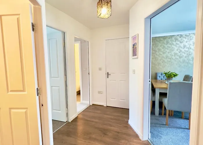 Stylish With Free Parking Near Town Apartment *