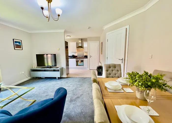 Stylish With Free Parking Near Town Apartment *