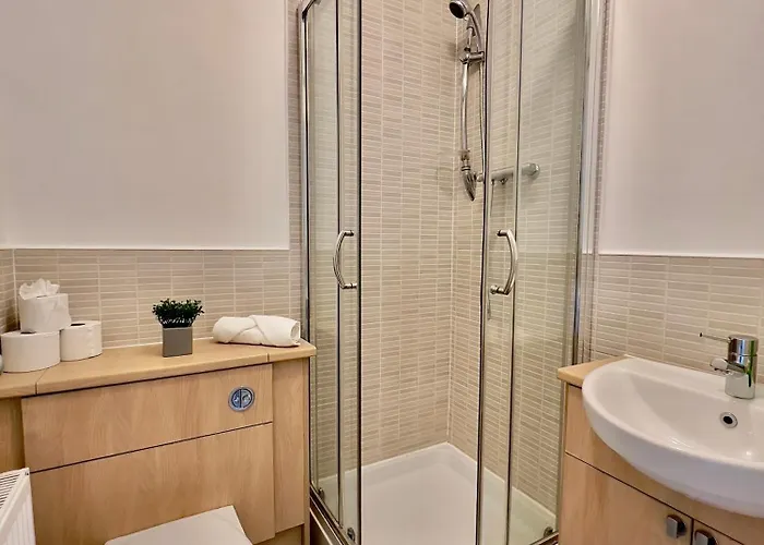 Stylish With Free Parking Near Town