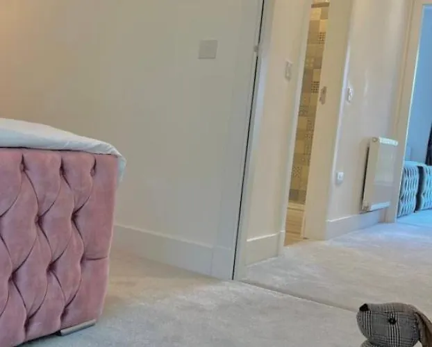 Hébergement de vacances Executive Triplex House, 3 Bedroom 3 Bathrooms 1 Living Kitchen - Huge Terrace For Master Bedroom - Private E Parking Lez Congestion Zone Free - Garden - 5 Mins Drive To Centre Station Glasgow