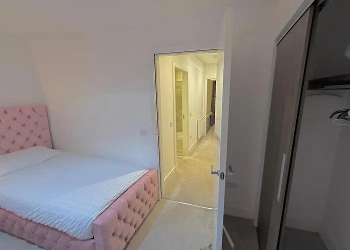 Executive Triplex House, 3 Bedroom 3 Bathrooms 1 Living Kitchen - Huge Terrace For Master Bedroom - Private E Parking Lez Congestion Zone Free - Garden - 5 Mins Drive To Centre Station Glasgow