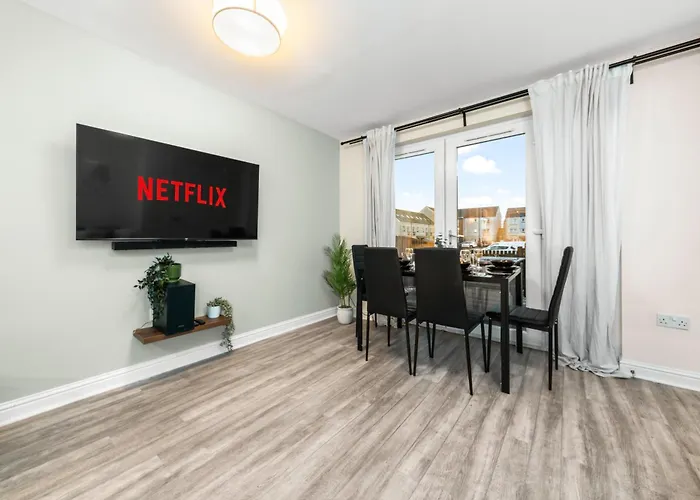 Urban Elegance - Spacious 5-bed In