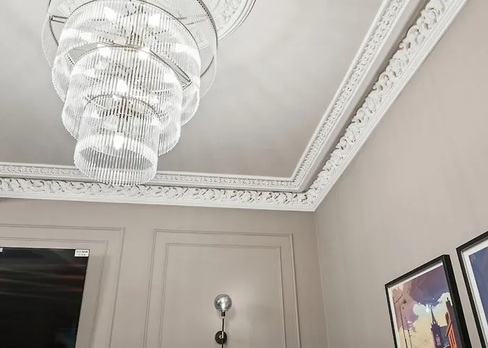 Spacious 5 Bedroom With 3 Bathrooms And Private Parking