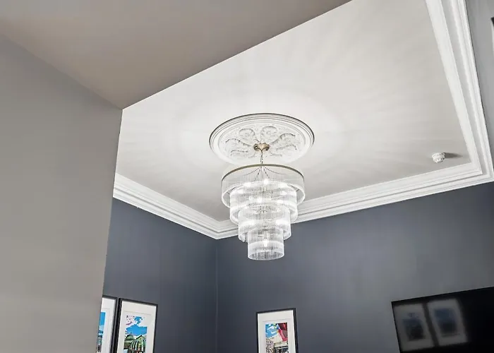 Spacious 5 Bedroom With 3 Bathrooms And Private Parking Holiday home Glasgow