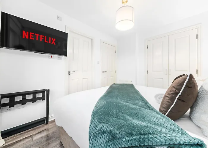 Urban Elegance - Spacious 5-bed In Holiday home