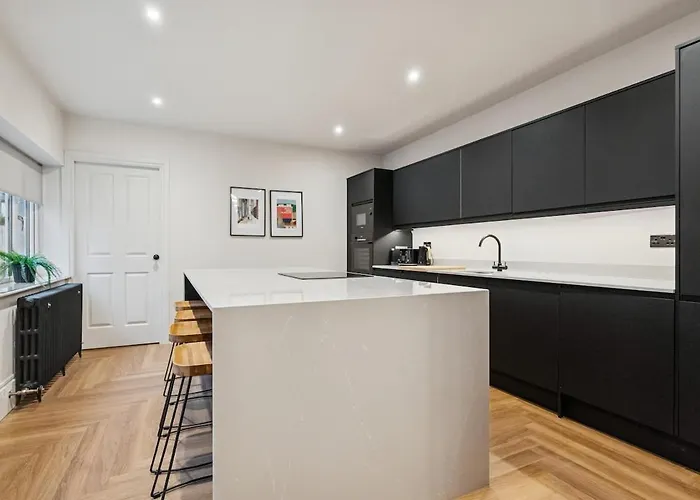 Spacious 5 Bedroom With 3 Bathrooms And Private Parking Holiday home *