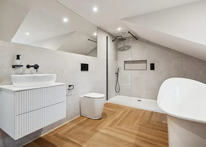 Spacious 5 Bedroom With 3 Bathrooms And Private Parking Holiday home