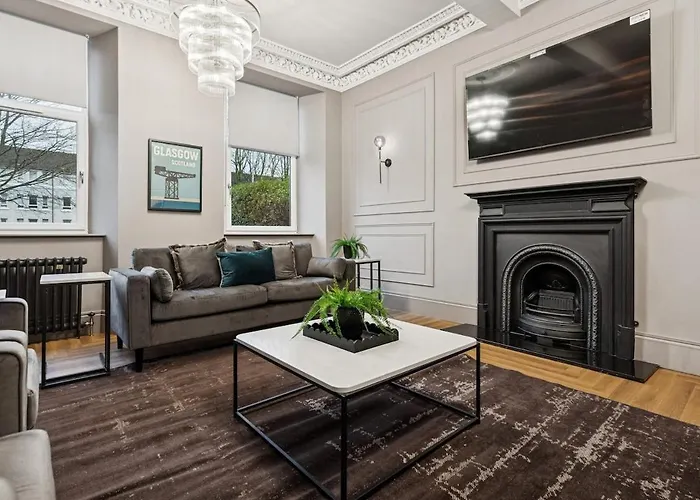 Spacious 5 Bedroom With 3 Bathrooms And Private Parking Holiday home *