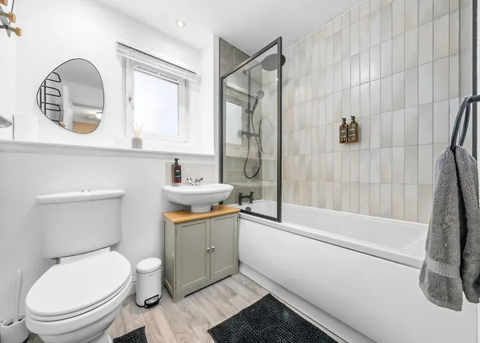 Urban Elegance - Spacious 5-bed In Holiday home Glasgow