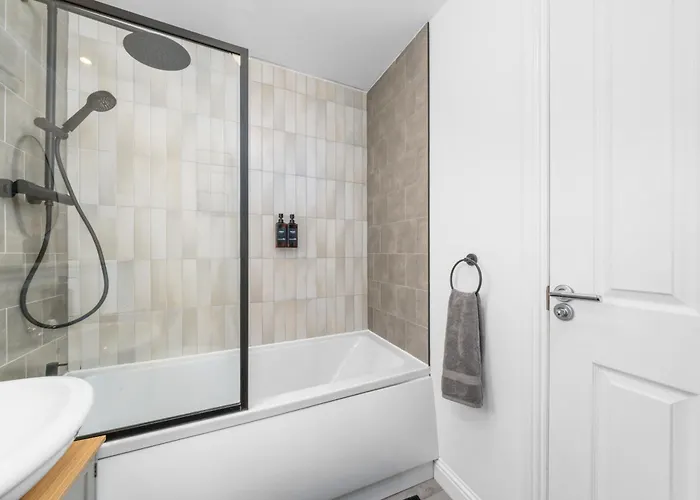 Urban Elegance - Spacious 5-bed In Holiday home *