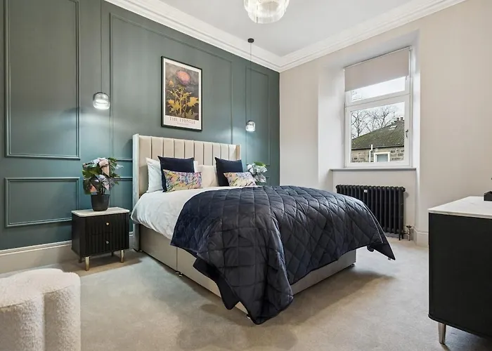 Spacious 5 Bedroom With 3 Bathrooms And Private Parking