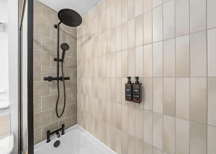 Urban Elegance - Spacious 5-bed In *