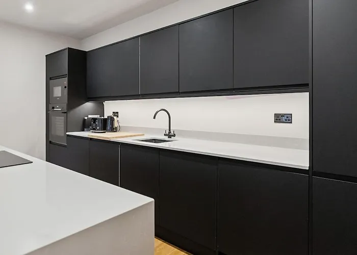 Holiday home Spacious 5 Bedroom With 3 Bathrooms And Private Parking