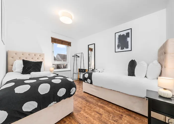 Urban Elegance - Spacious 5-bed In