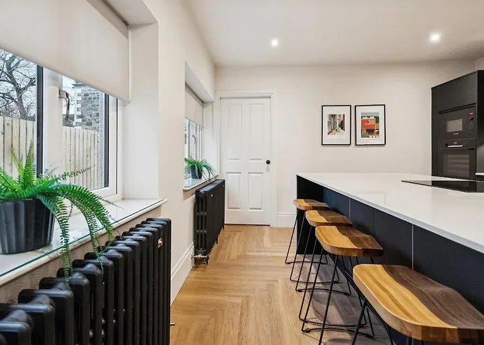 Spacious 5 Bedroom With 3 Bathrooms And Private Parking *