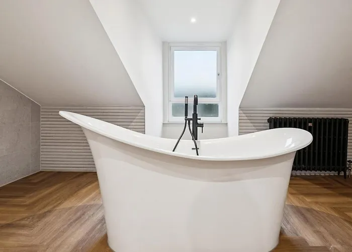 Spacious 5 Bedroom With 3 Bathrooms And Private Parking Holiday home *