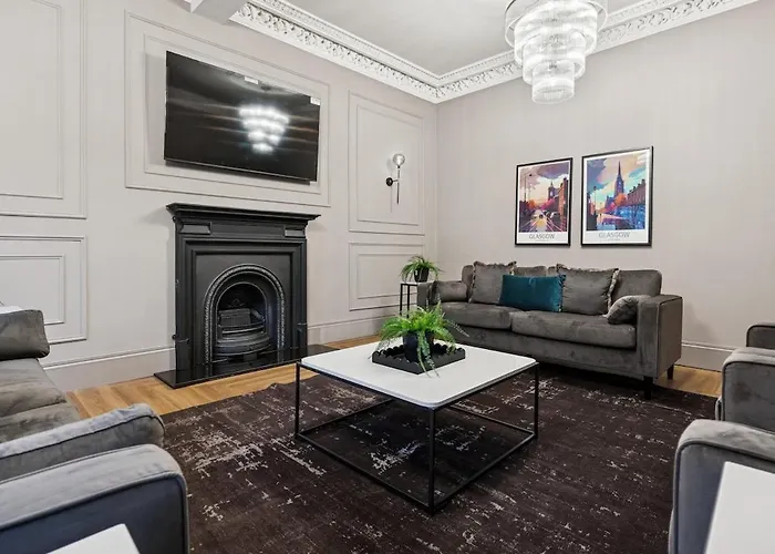 Spacious 5 Bedroom With 3 Bathrooms And Private Parking *