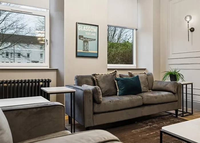 Spacious 5 Bedroom With 3 Bathrooms And Private Parking *