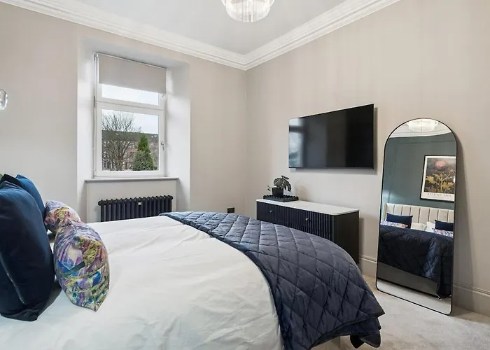 Spacious 5 Bedroom With 3 Bathrooms And Private Parking *