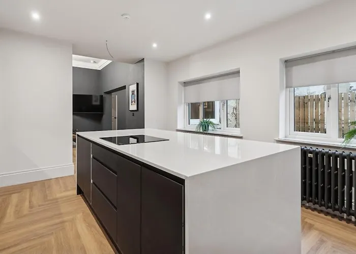 Spacious 5 Bedroom With 3 Bathrooms And Private Parking Glasgow