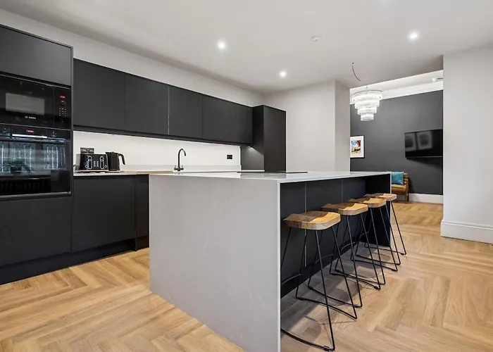 Spacious 5 Bedroom With 3 Bathrooms And Private Parking