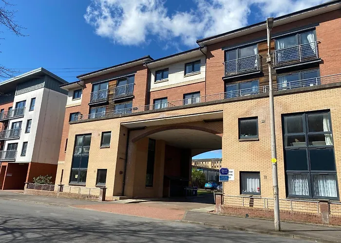 Modern 2 Bedroom Flat With Private Parking