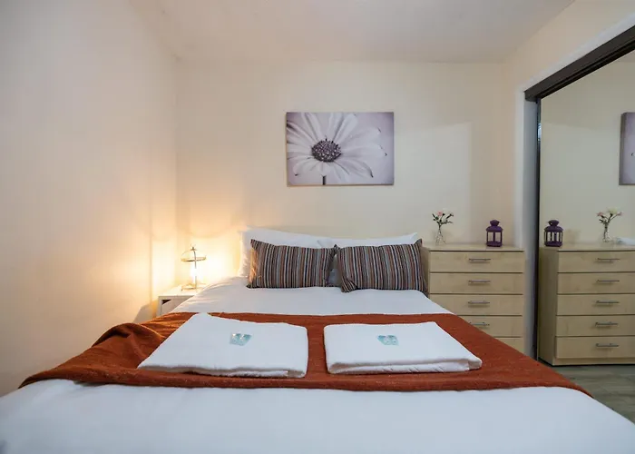 53 Dorset Street G3 7ag * Glasgow