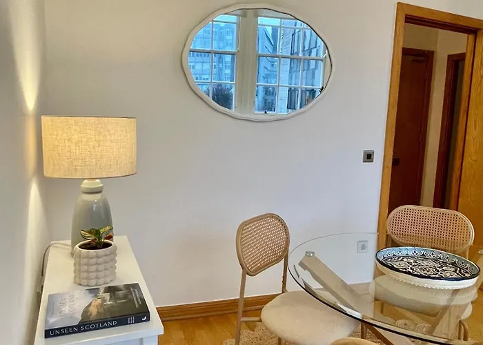 Luxury Historic City-centre Flat & Free Parking Apartment