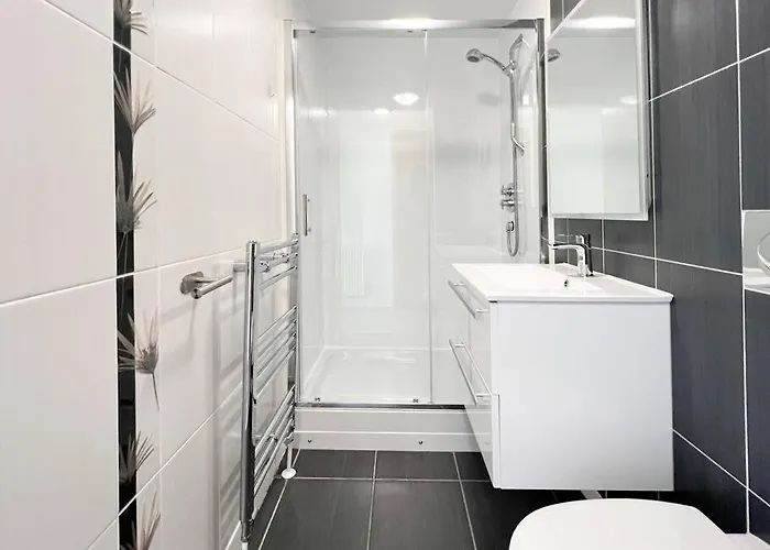 Stunning River View Centre *