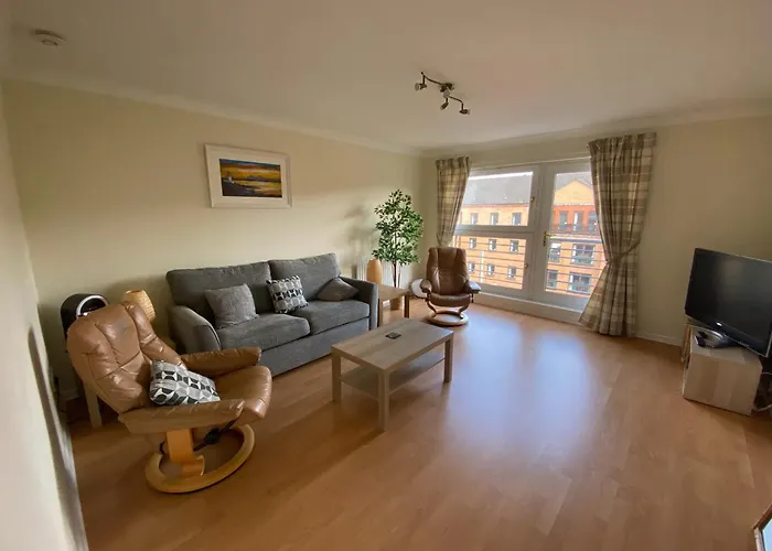 Modern 2 Bedroom Flat With Private Parking شقة غلاسغو